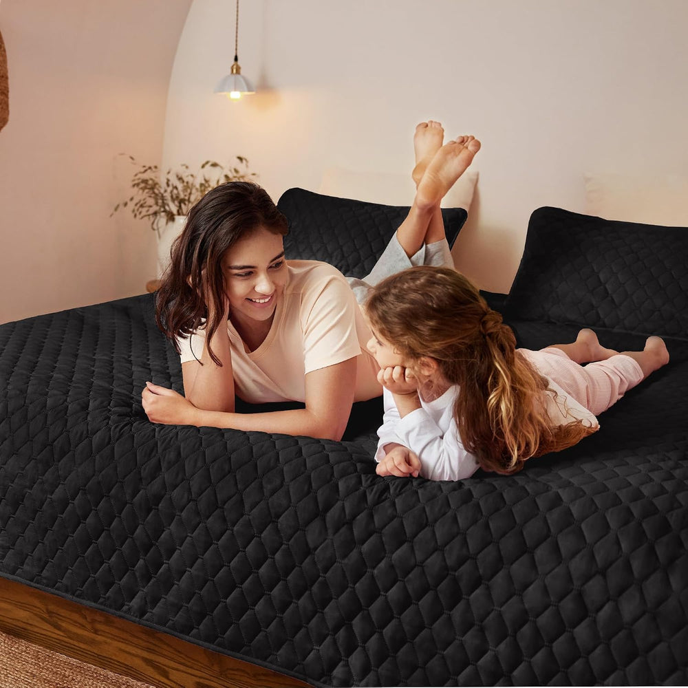 Exclusivo Mezcla Reversible King Size Quilt Bedding Set, Black