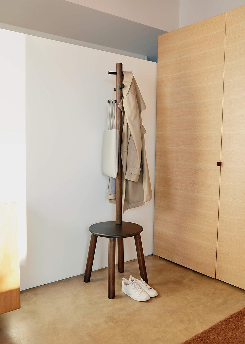 Umbra Pillar Coat Rack with Stool, Freestanding 6 Hooks, Black/Walnut