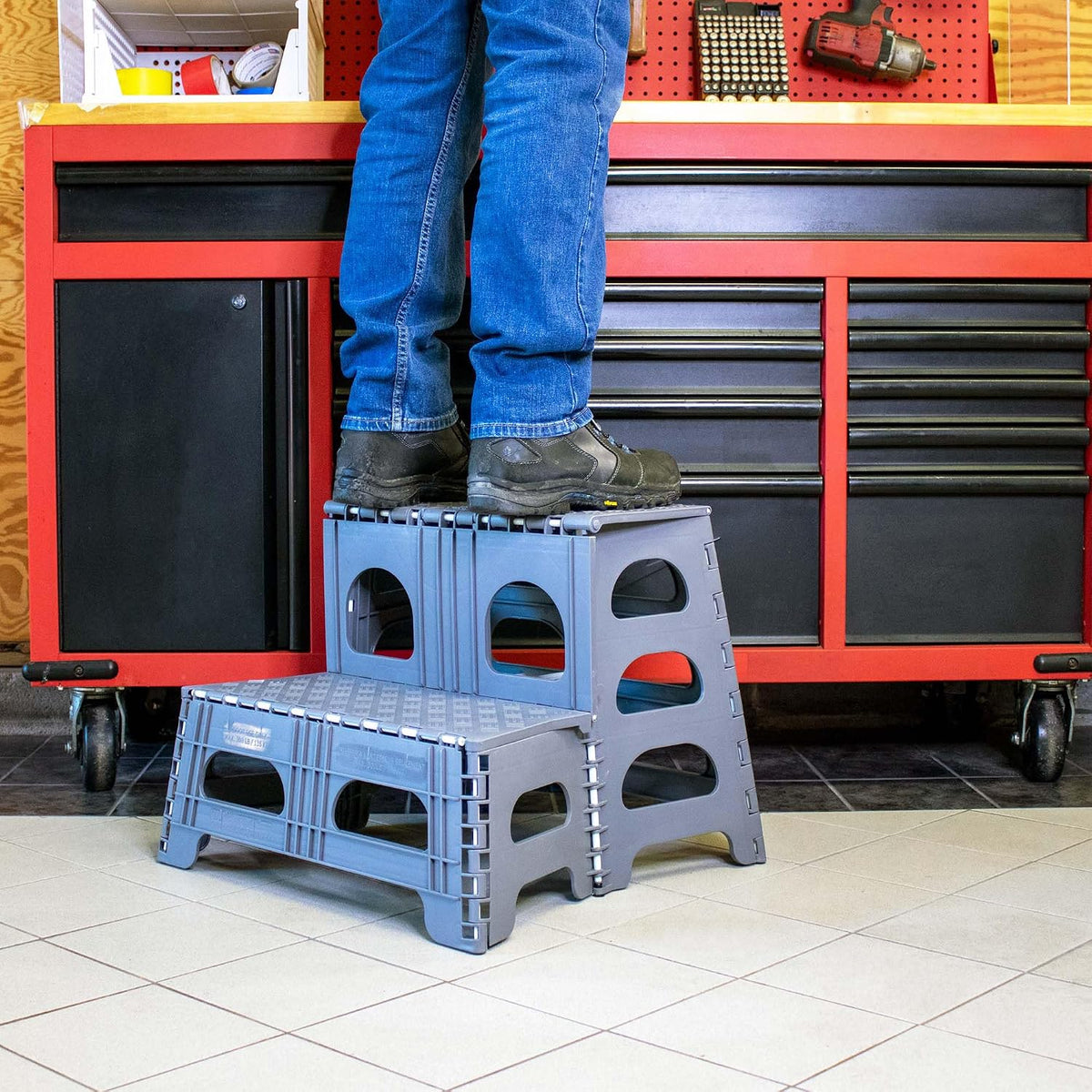 bee neat foldable step stool, non-slip, wide stairs, close-up detail
